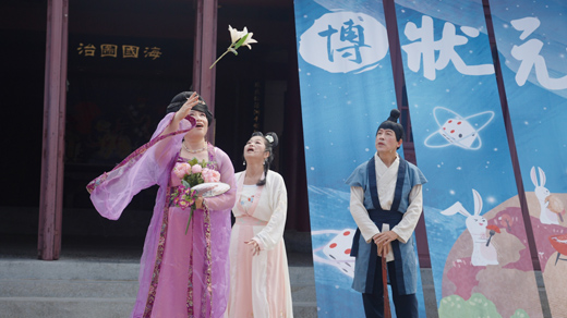 在地金門鱟劇團自明(4)日起每天晚上在清金門鎮總兵署一連演出七場博餅小劇場。(觀光處提供)