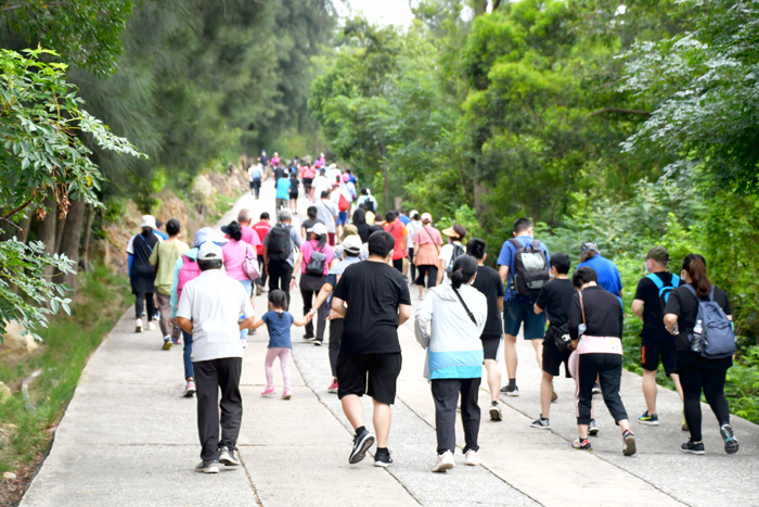 縣府昨舉辦金門縣一一一年運動i台灣全民登山健行活動，帶領熱愛登山運動群眾走出愛與健康。（楊水詠攝）