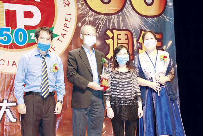 台北市金同會理事長楊紫玫、台灣金門同鄉會總會創會長李台山頒獎情形。(北市金同會提供)