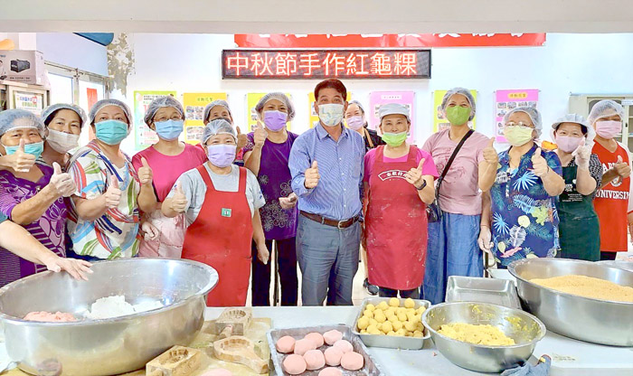 中秋佳節將屆,金湖鎮各社區提前慶祝中秋節慶,特別舉辦各式節慶聯誼活動,處處洋溢著歡慶中秋的熱鬧氣氛。(金湖鎮公所提供)