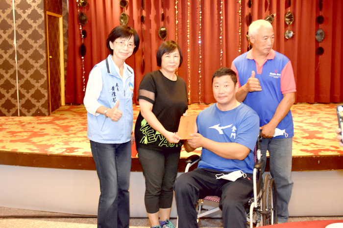 縣府慶祝體育節表揚大會中,體育會理事長唐麗輝、教育處長黃雅芬分別頒獎績優得獎選手並合照。(莊煥寧攝)