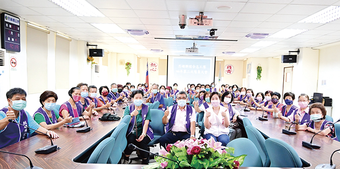 烈嶼鄉公所辦理111年秋節社政志工同步慰問獨居老人活動,並於鄉公所二樓會議室召開111年度第二次會員大會。(烈嶼鄉公所提供)