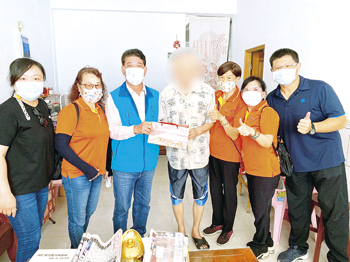 配合縣府辦理111年秋節社政志工同步慰問獨居長者,金湖鎮綜合志工隊與金湖鎮長陳文顧走訪慰問地區獨居長者。(金湖鎮公所提供)