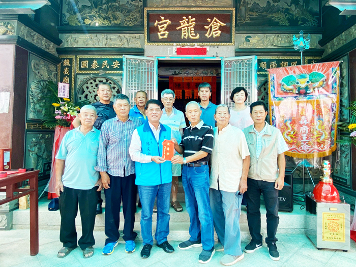 東村滄龍宮熱鬧慶祝「森府王爺」聖誕千秋,金湖鎮長陳文顧於昨(8)日上午率各課室主管前往敬祭。
(金湖鎮公所提供)