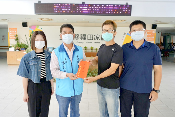 金湖鎮長陳文顧率社會課長林蔚尚等同仁於8日前往福田家園、松柏園及大同之家關懷慰問並致贈秋節加菜金。（金湖鎮公所提供）