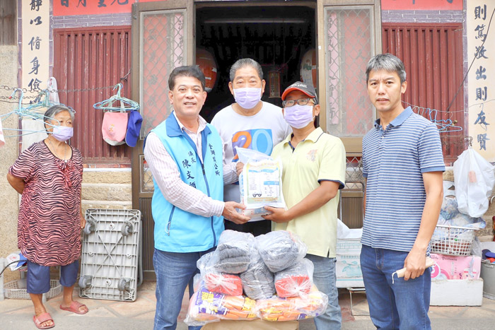 環保署與環保局於中秋前夕致贈台灣農產米關懷個體業者，由金湖鎮長陳文顧率環保課長李博豪親自前往贈送。（金湖鎮公所提供）