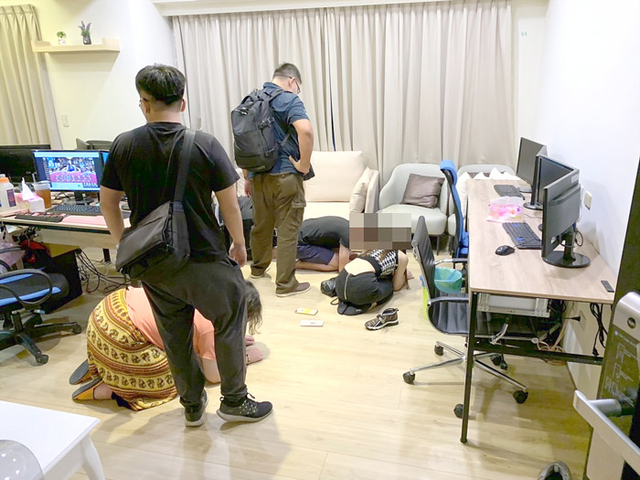 金門縣警察局刑事警察大隊跨海赴台破獲假博奕詐欺網站犯罪集團案,查獲陳姓主嫌等8人,查扣犯案用電腦主機13臺、螢幕27臺、手機28支等證物、廣告名片1大盒等贓證物以及流動賭資約8億餘元。(縣警局提供、莊煥寧攝)