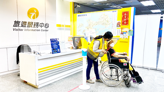 金門縣政府觀光處持續在金門尚義機場旅遊服務中心,提供免費輔具借用服務,讓身心障礙或行動不便者來金門旅遊更便利,也能感受到縣府的用心。(縣府觀光處提供)