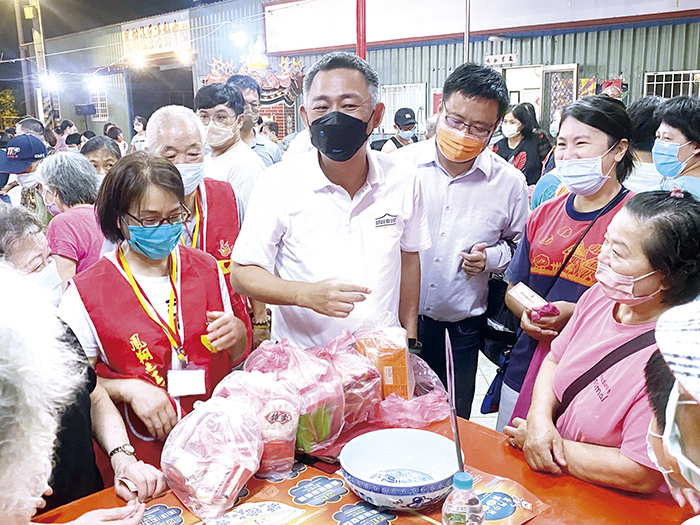 社區秋節博餅活動，縣長楊鎮浯到場和鄉親同樂。（摘自躍動金門-楊鎮浯粉專／翁維智攝）