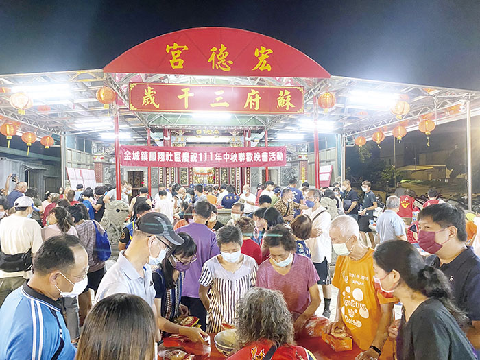 鳳翔新莊中秋聯歡晚會,縣長楊鎮浯到場和社區民眾同歡。(翁維智攝)