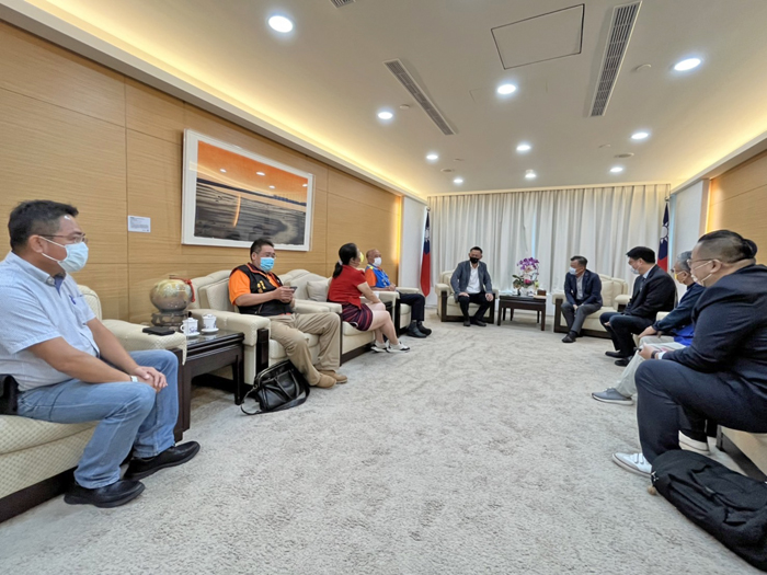 金門縣長楊鎮浯今日率團拜會陸委會主委,強烈要求小三通務必隨國境同步開通,依循防疫指引,讓小三通常態復航,並規劃於傳統節日試辦復航,開創更好的觀光榮景。(縣府提供)