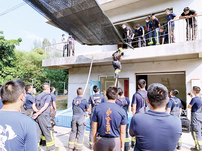 金門縣消防局辦理「精進消防人員火場救災訓練」。（消防局提供）