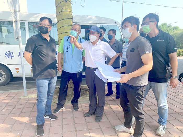 為因應金門大橋通車，副縣長李增財昨日率隊會勘烈嶼景點停車空間。（林靈攝）