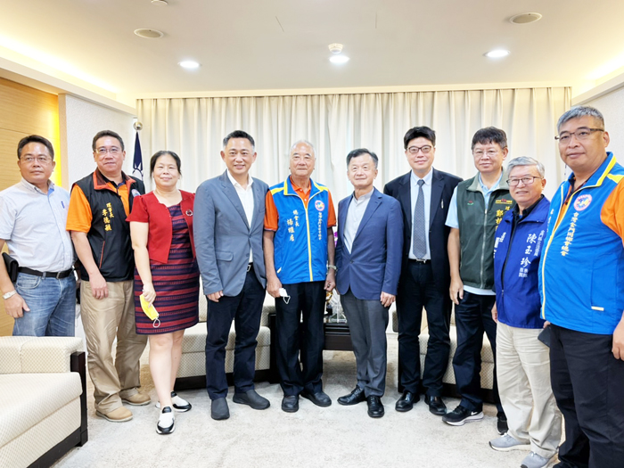 陸委會主委邱太三（右五）與金門縣長楊鎮浯（左四）等人合影。（縣府提供）
