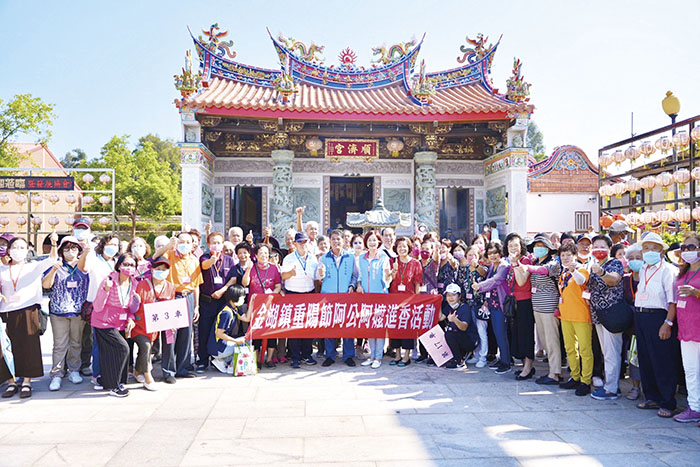 金湖鎮公所於昨（13）日舉辦金湖鎮111年阿公阿嬤進香活動，總共吸引近700位長輩參加。（金湖鎮公所提供）
