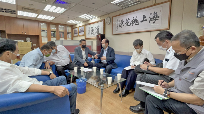 針對離島缺工及部分中大型公共工程發包不易等問題,連江縣立委陳雪生(邀金門縣長楊鎮浯等人拜會公共工程委員會主委吳澤成(中)研商解決對策。(縣府提供)
