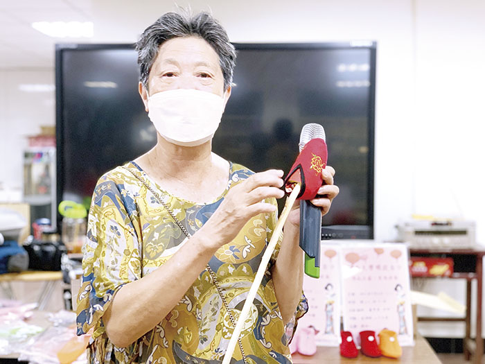 除解說祭拜東施娘的習俗文化，董秀真亦於現場教導、帶領社區居民縫製東施娘鞋。（林靈攝）
