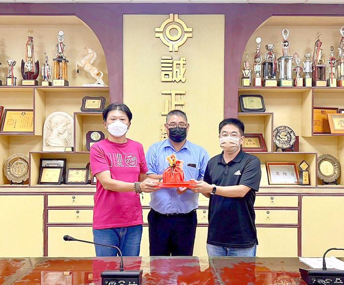 洪瑛鈞（右）當選第56屆家長會長。（烈嶼國中提供）