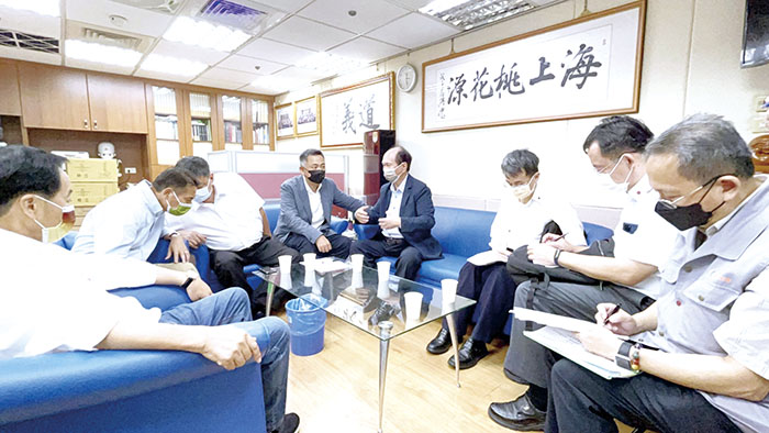 針對離島缺工及部分中大型公共工程發包不易等問題,連江縣立委陳雪生邀金門縣長楊鎮浯等人拜會公共工程委員會主委吳澤成,研商解決對策。(縣府提供)