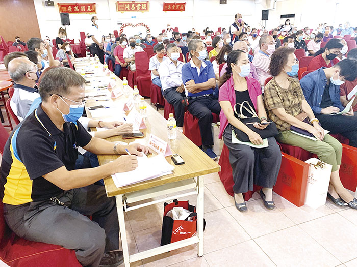 金湖鎮基層民政幹部座談會昨日舉辦，由縣長楊鎮浯主持，會中並頒發績優鄰里長共20人。（林靈攝）