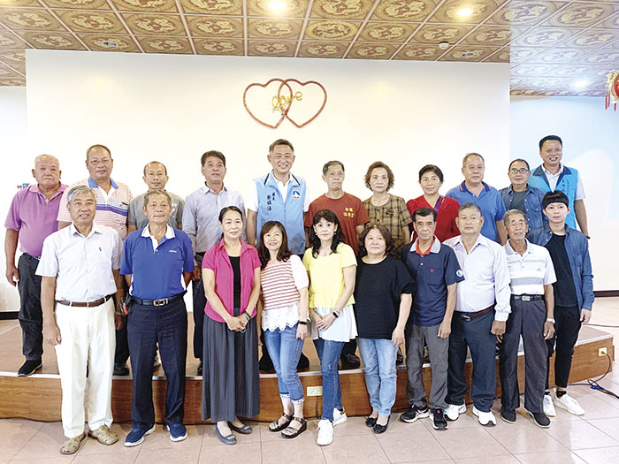 金湖鎮基層民政幹部座談會昨日舉辦，由縣長楊鎮浯主持，會中並頒發績優鄰里長共20人。（林靈攝）