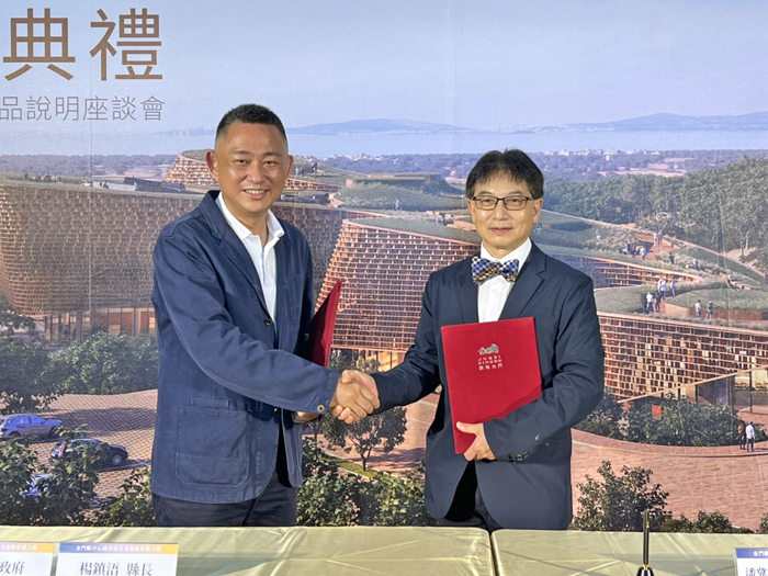 金門縣長楊鎮浯與獲該案首獎的潘冀聯合建築師事務所建築師蘇重威(右)簽約。(陳冠霖攝)