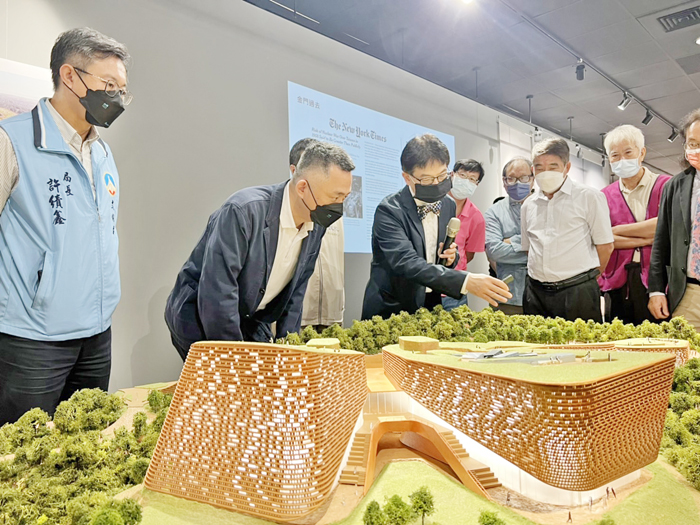 縣長楊鎮浯等人聽取建築師解說「金門縣中心圖書館及美術館新建工程」模型。(陳冠霖攝)