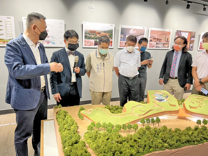 縣長楊鎮浯等人聽取建築師解說「金門縣中心圖書館及美術館新建工程」模型。(陳冠霖攝)