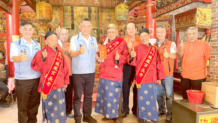 金沙鎮官澳龍鳳宮及呂厝朝山寺,為慶祝廣澤尊王聖誕,昨(農曆八月二十一日)日起舉辦醮慶,縣長楊鎮浯、鎮長吳有家、主席周水土等率團隊前往上香獻爐敬金祝賀,也為地方祈福。(陳麗妤攝)