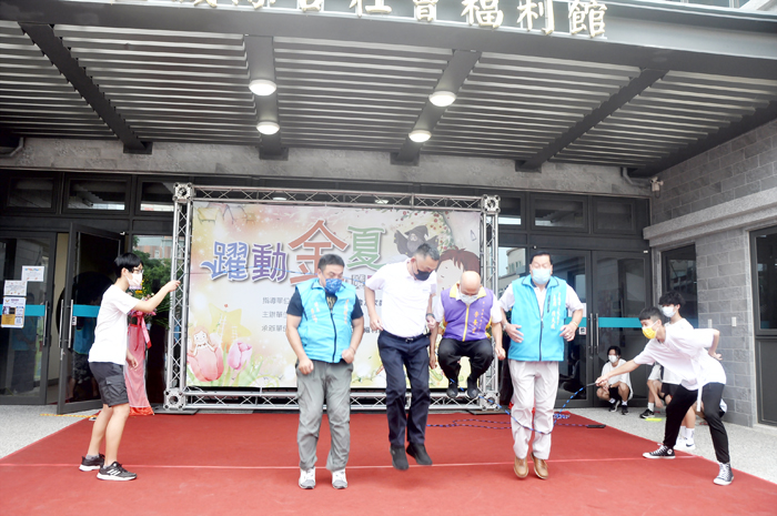 躍動「金」夏魔幻嘉年華活動在金城綜合社會福利館舉行，縣長楊鎮浯和與會嘉賓及超過80戶家庭共襄盛舉。（李增汪攝）