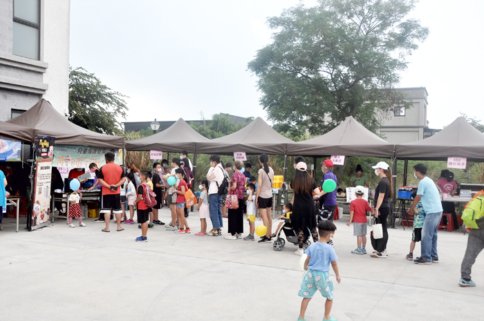 躍動「金」夏魔幻嘉年華活動在金城綜合社會福利館舉行,縣長楊鎮浯和與會嘉賓及超過80戶家庭共襄盛舉。(李增汪攝)