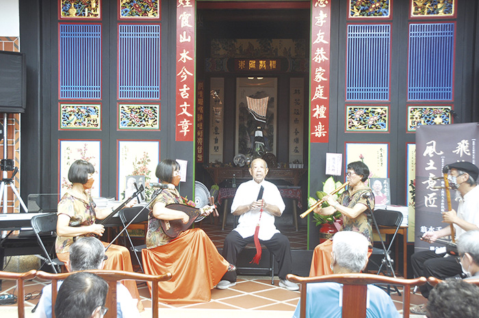 匠藝新書發表會與水頭古厝音樂交會，更添藝術氣息。（李增汪攝）