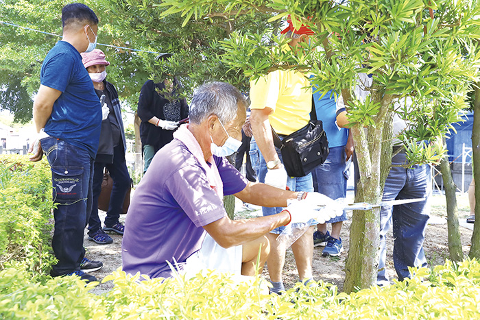 林世宗教授帶領社區代表學習選擇適宜的植物,以及社區植樹及修剪、撫育管理,希望能讓各社區景觀愈來愈美麗。(林務所提供)