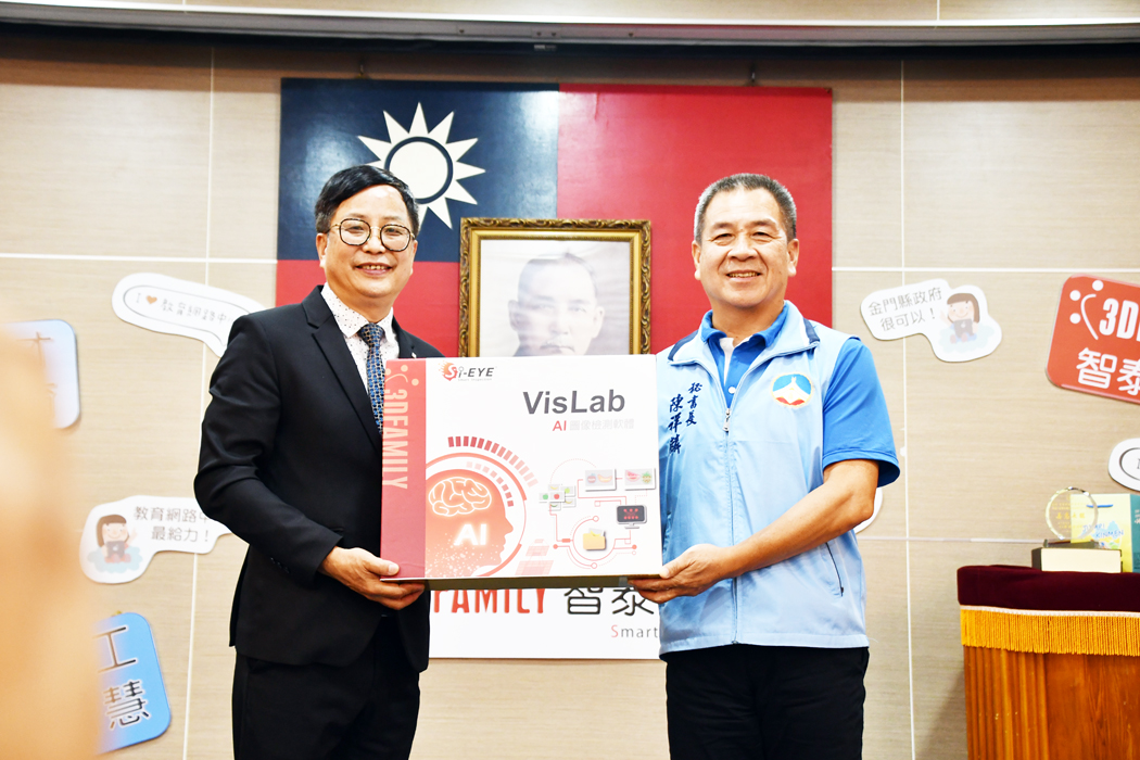 秘書長陳祥麟代表縣府接受樞石國際同濟會、智泰科技捐贈的AI教學軟體。（楊水詠攝）