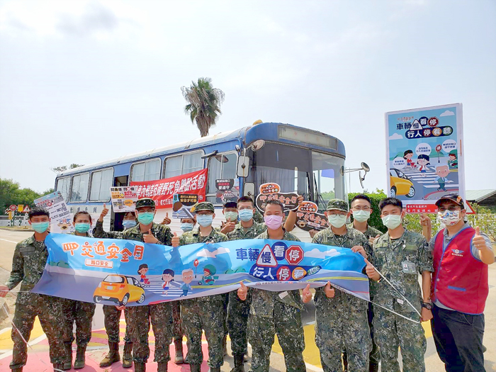 監理站為強化地區軍中駕駛人路口安全觀念，日前向金防部國軍弟兄宣導「無號誌路口／閃紅閃黃路口」優先權及「禮讓行人」的觀念，並進行大型車視野死角及內輪差實際體驗活動。（監理站提供）