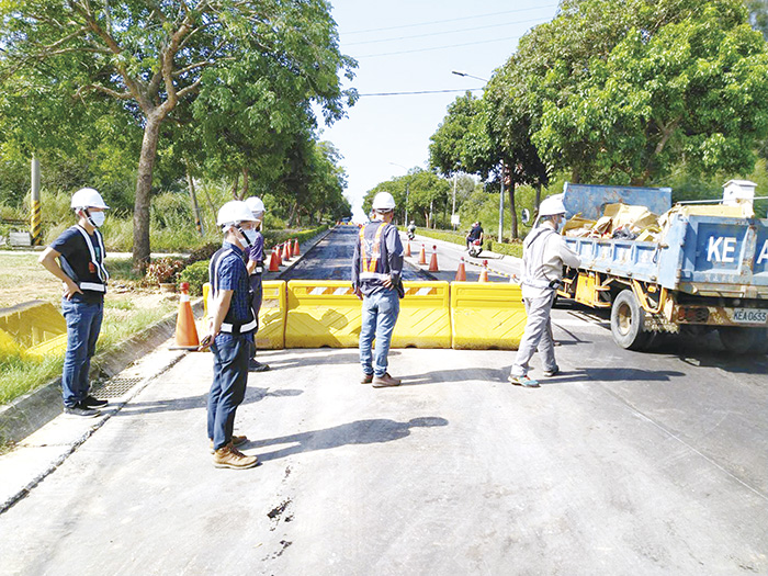 縣府專案小組昨巡視金城鎮西海路二段道路路平工程及金城鎮第七標污水下水道及用戶接管工程。（工務處提供）