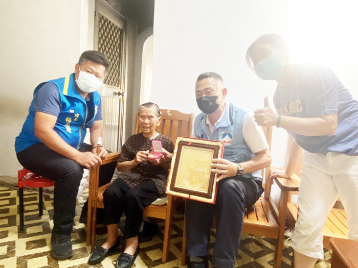 重陽節即將來臨，縣長楊鎮浯昨日走訪五鄉鎮，慰問5位逾百歲人瑞。圖為慰問金寧鄉百歲人瑞。（縣府提供）