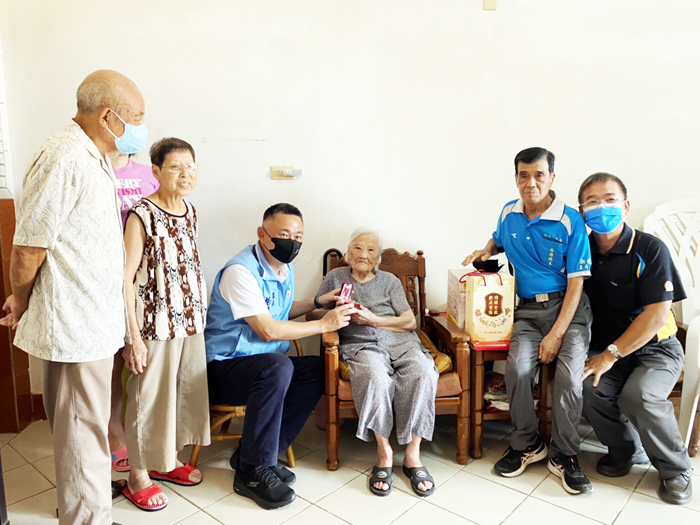 重陽節即將來臨，縣長楊鎮浯昨日走訪五鄉鎮，慰問5位逾百歲人瑞。圖為慰問金湖鎮百歲人瑞。（縣府提供）