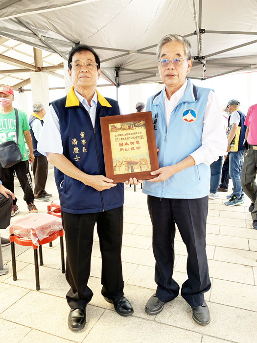 副縣長李增財及縣府團隊歡迎遠道而來的屏東東港東隆宮一行。(林靈攝)