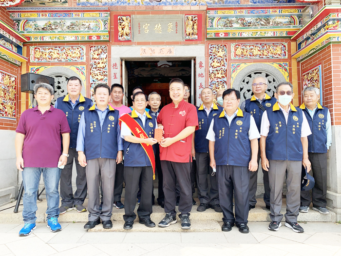 屏東東港東隆宮由董事長潘慶士率團於昨(22)日前往金湖鎮成功象德宮參香,同時敬獻爐敬金,受到象德宮主任委員陳榮文及地方鄉親、耆老等熱烈歡迎。(林靈攝)