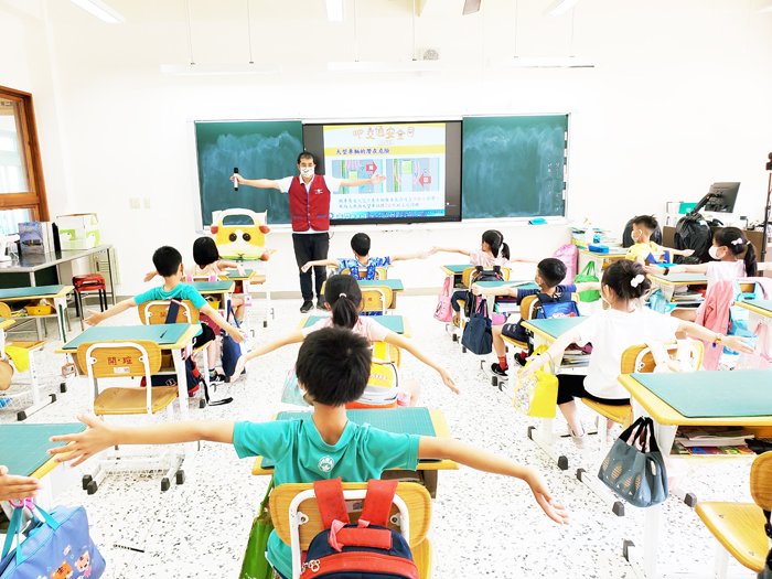 金門監理站日昨前往開瑄國小宣導「車輛慢看停 行人停看聽」等交通安全觀念。(監理站提供)
