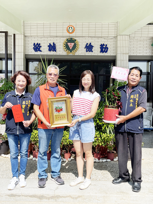 向教師們賀節，金沙鎮鎮長吳有家、金沙鎮民代表會主席周水土等，前往轄內各校頒獎表揚12位優秀教師，並致贈「敬師主題酒」提前祝賀教職員佳節快樂，感謝他們對教育的付出。（金沙鎮公所提供／陳麗妤攝）