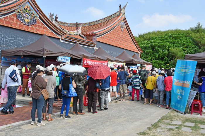 石蚵小麥文化季各宣導攤位湧現人潮。(楊水詠攝)