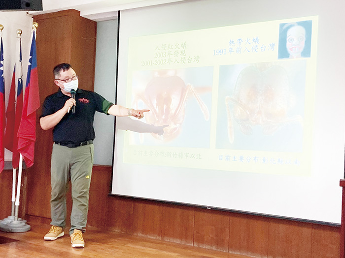 圖為國家紅火蟻防治中心組長賴鴻寬講授紅火蟻防治情形。(防疫所提供)