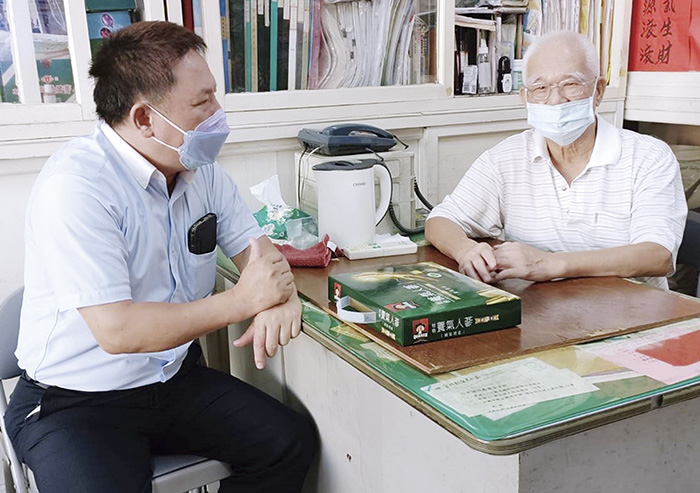 榮服處處長游文勇近日親自走訪地區國軍因公、戰訓殞命官兵遺族家中,關懷慰問及瞭解生活近況並贈送慰問品。(榮服處提供)