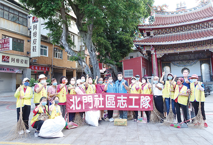 金城鎮各社區推動社區清潔日,鎮長李誠智前往各社區加油打氣。(金城鎮公所提供)
