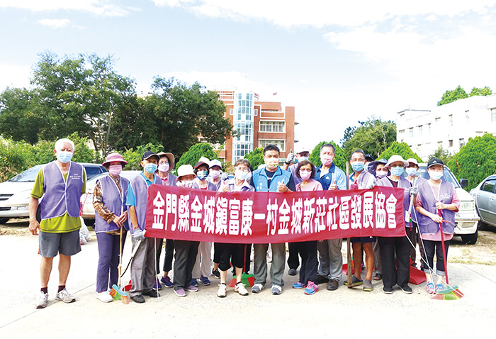 金城鎮各社區推動社區清潔日,鎮長李誠智前往各社區加油打氣。(金城鎮公所提供)