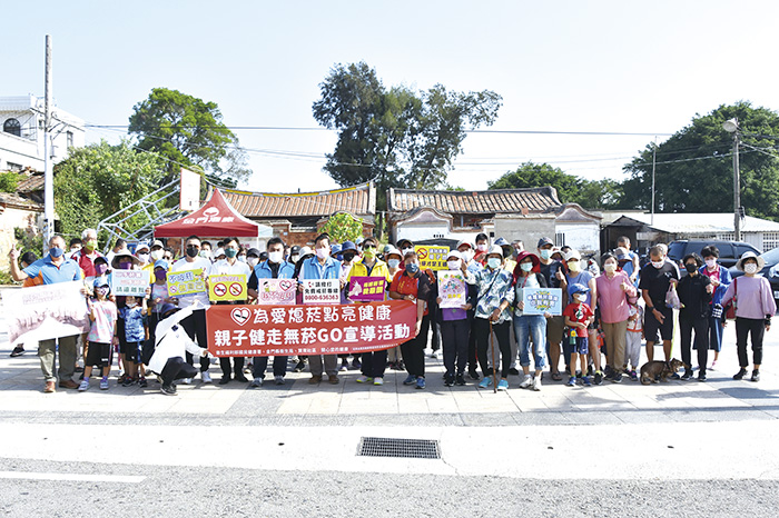 「攜手齊步走‧健康跟著有」健康意識提升健走活動，由金城鎮長李誠智、代表會主席陳天成等貴賓與到場的二百餘位社區居民一同參與。（莊煥寧攝）