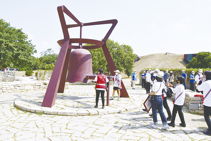 圖為石蚵小麥文化季遊客在古寧頭和平紀念公園敲響和平鐘。（楊水詠攝）