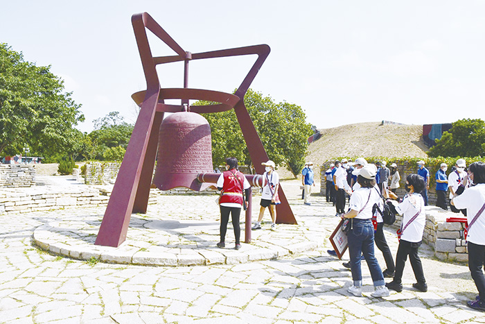 圖為石蚵小麥文化季遊客在古寧頭和平紀念公園敲響和平鐘。(楊水詠攝)